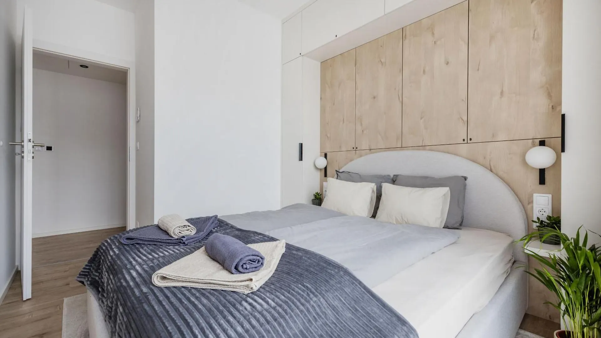 Penthouse With City View And Parking For Two ブダペスト アパート